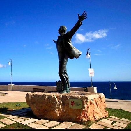 Villa Polignano A Mare: Sulla Piazza Di Domenico Modugno Exterior foto